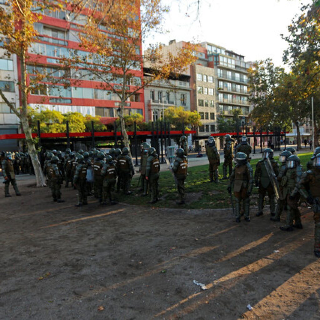 Protestas en Plaza Baquedano dejan 62 detenidos y 13 carabineros lesionados