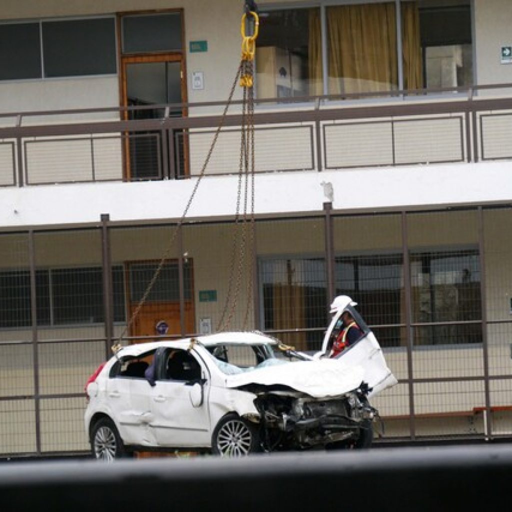 Retiran auto que quedó sobre techo de gimnasio en Viña del Mar tras accidente