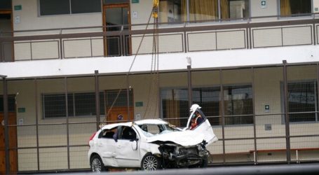 Retiran auto que quedó sobre techo de gimnasio en Viña del Mar tras accidente
