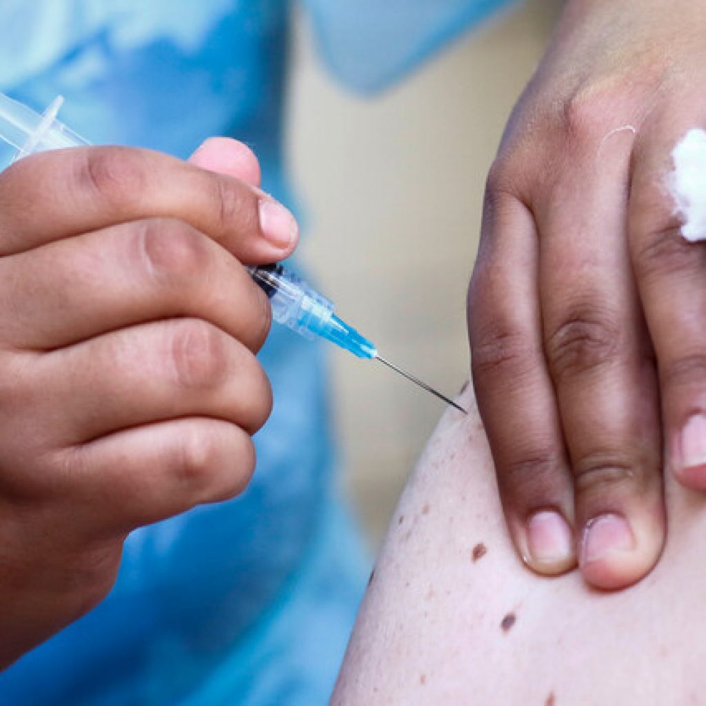 La mitad de los adultos británicos han recibido ya su primera dosis de la vacuna
