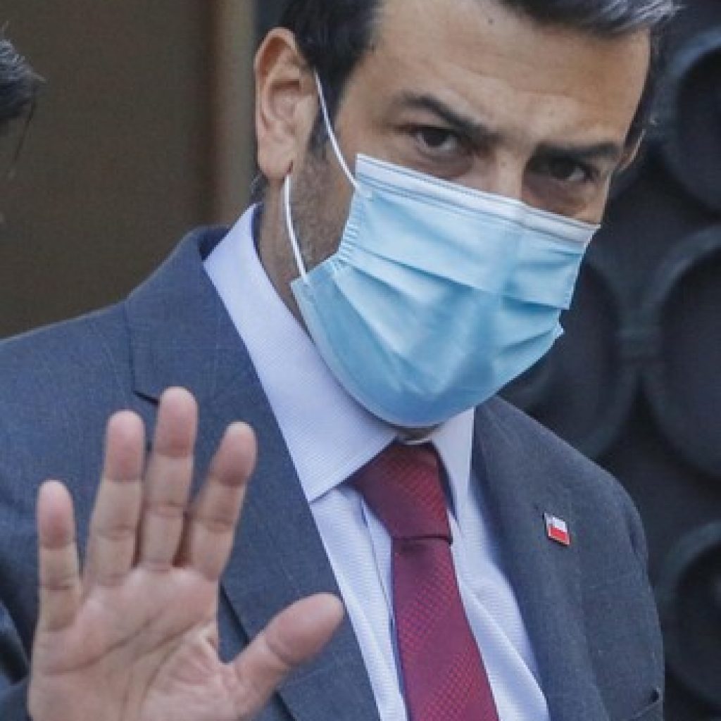 Ministro Delgado llamó al autocuidado tras regresar a La Moneda