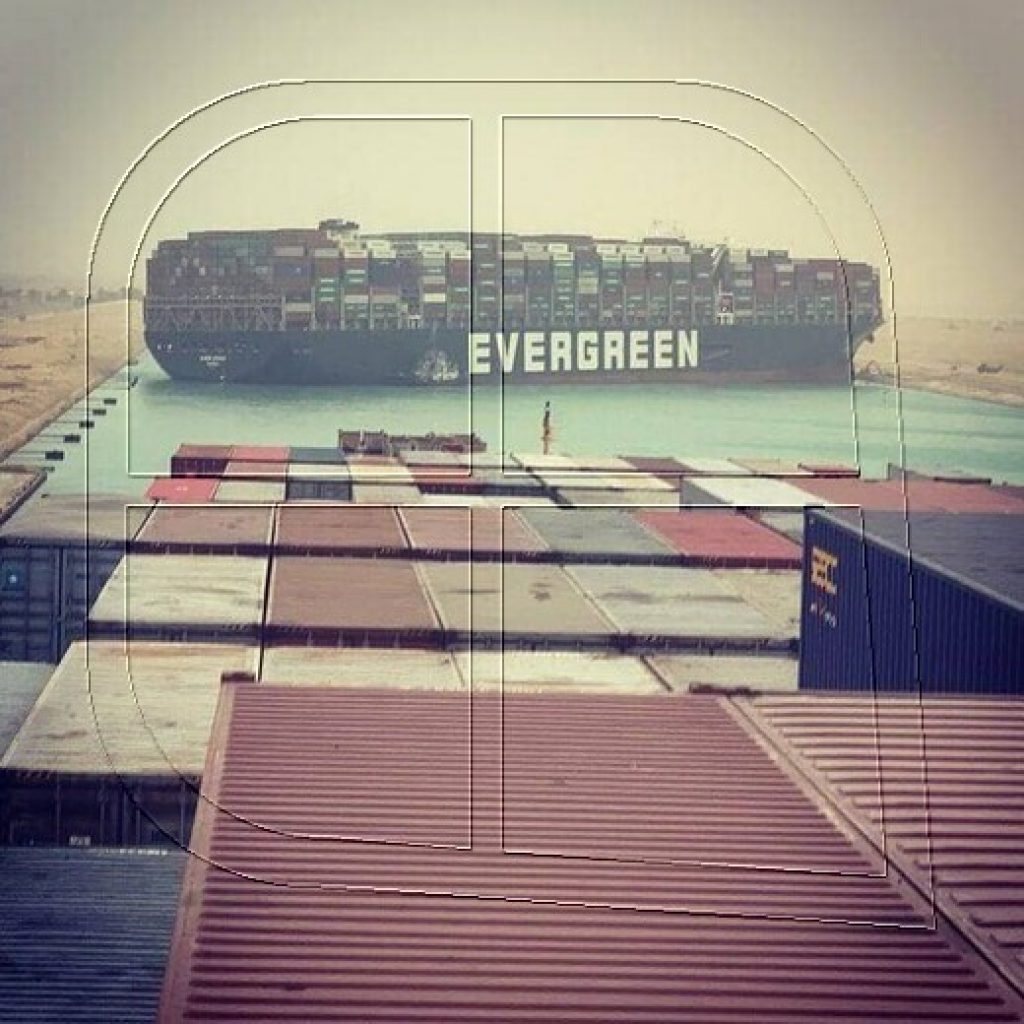 Autoridades de Egipto esperan despejar en 4 días el tráfico en el canal de Suez