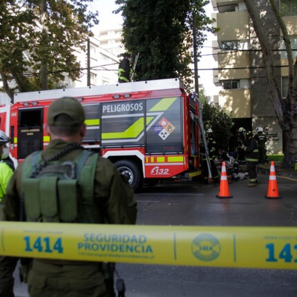 Bomberos concurre a edificio en Providencia por emergencia química