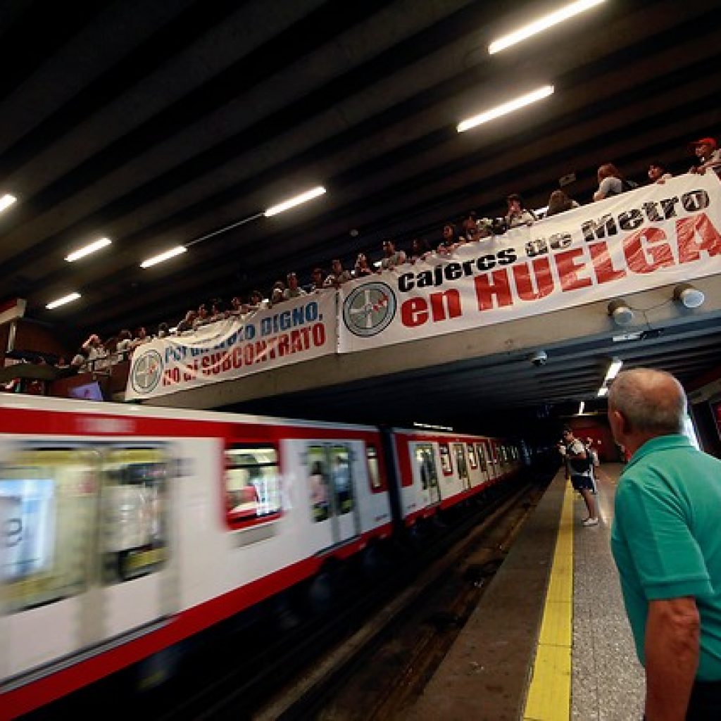 Trabajadores del Metro de Santiago anunciaron un paro para este miércoles