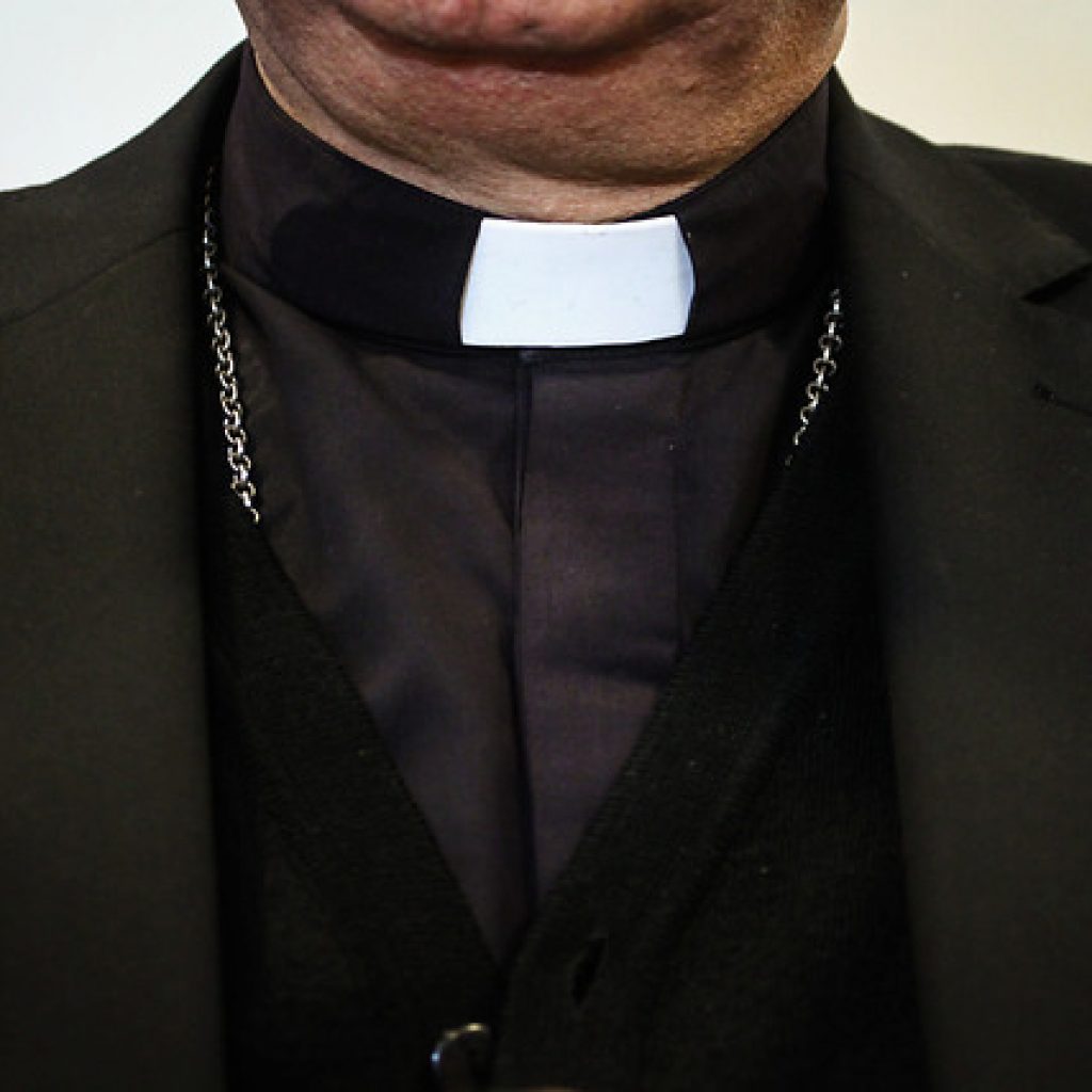 Iglesia expulsa del sacerdocio a Hernán Enríquez acusado de abuso sexual