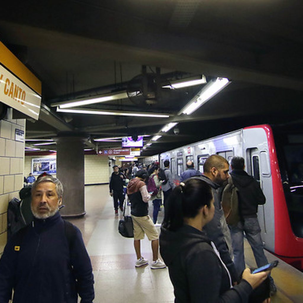 Metro de Santiago informó el restablecimiento del servicio en la Línea 2