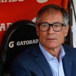 Ariel Holan presentó su renuncia a la banca de Santos FC