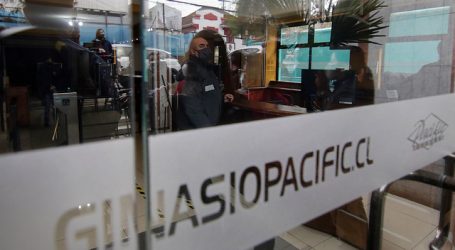 Detienen a 14 personas en gimnasio que estaba funcionando en Providencia