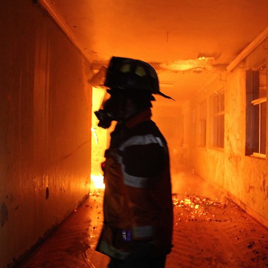 Casa de exjuez de Cañete queda destruida por ataque incendiario en el Lanalhue