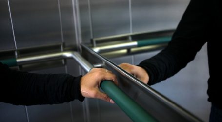 Trabajador muere aplastado por ascensor al que le hacía mantenimiento