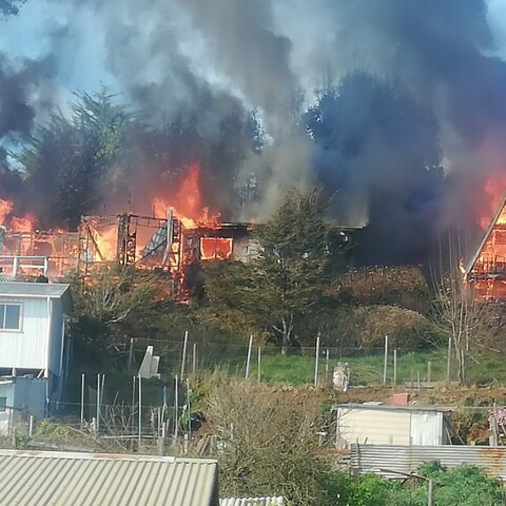 Ataque incendiario deja tres viviendas quemadas en Quidico