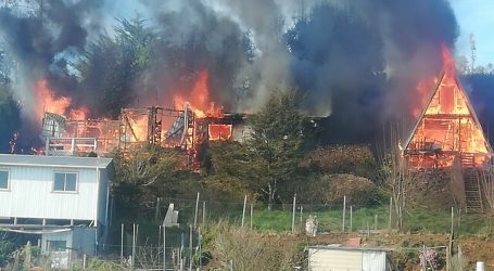 Ataque incendiario deja tres viviendas quemadas en Quidico