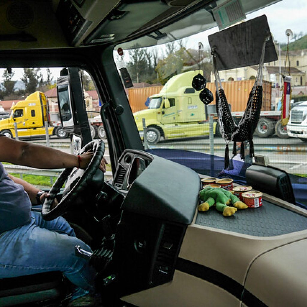 Ministra de Transportes y CNDC dialogan por camioneros varados en Argentina
