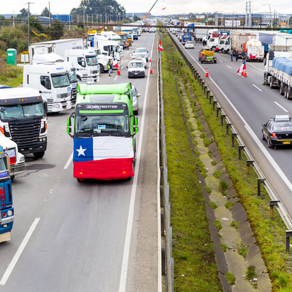 Camioneros firman acuerdo y terminan corte de ruta internacional en Magallanes