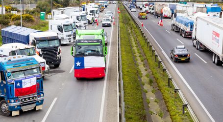 Camioneros firman acuerdo y terminan corte de ruta internacional en Magallanes