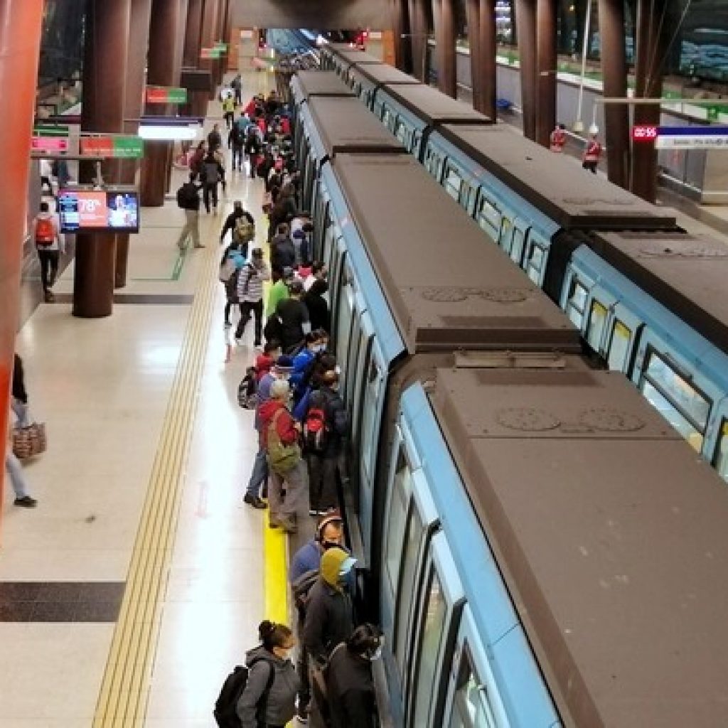 Metro de Santiago anuncia nuevo horario tras cambio del toque de queda