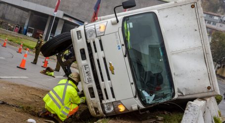 Camión se volcó en la bajada Santos Ossa en Valaparaíso