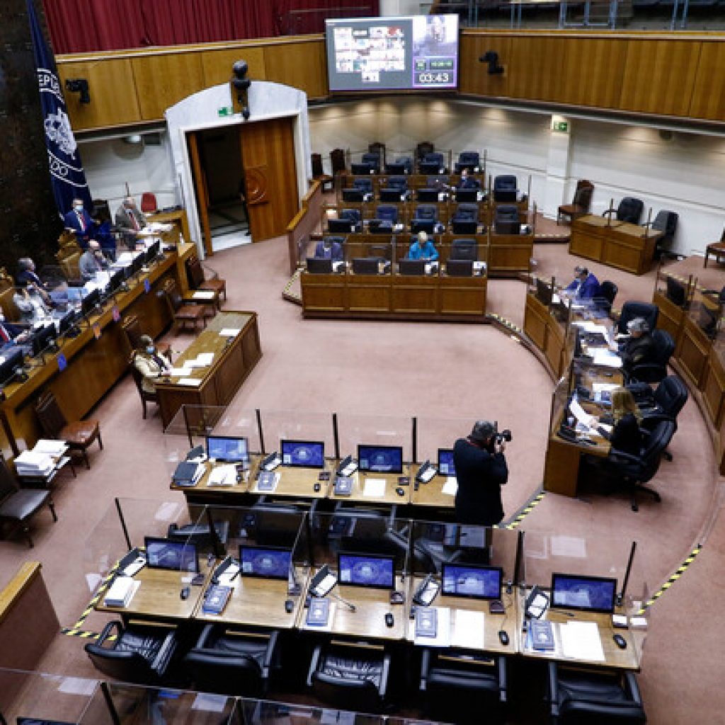 Senado rinde un minuto de silencio por aquellos fallecidos producto del COVID-19