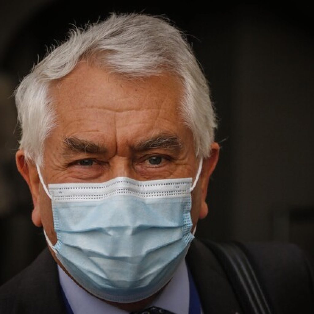 Ministro Paris pidió colaboración al Colmed para conseguir personal UCI