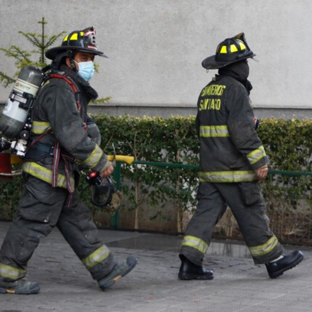Incendio consume locales en Concepción y vacunatorio cercano es evacuado