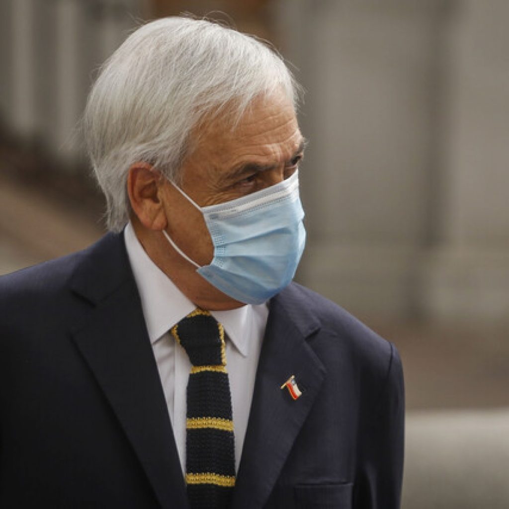 Piñera compara notable éxito científico de vacunas con "grave fracaso" político