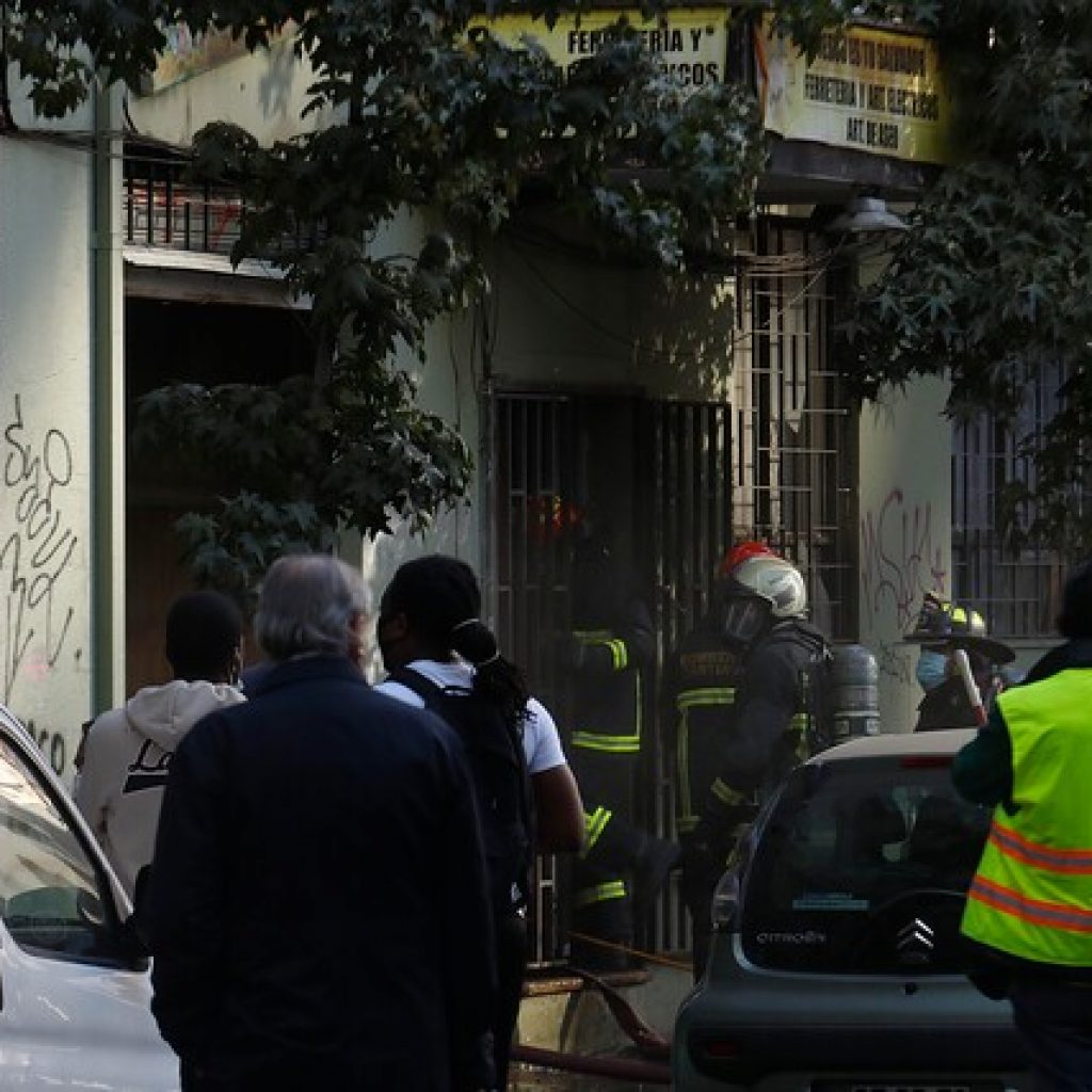 Evacuan a 10 personas por incendio en edificio del centro de Santiago
