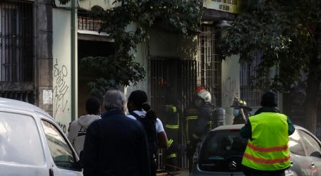 Evacuan a 10 personas por incendio en edificio del centro de Santiago