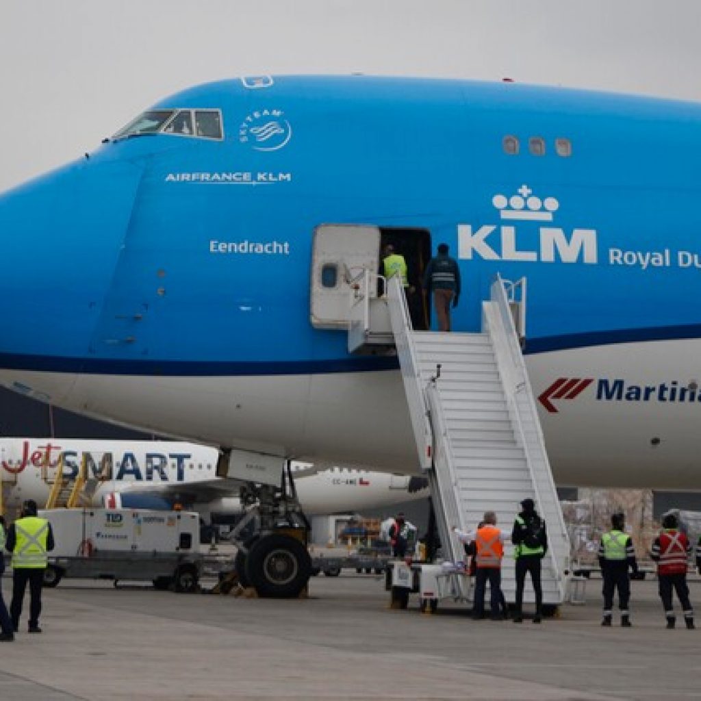 Ministro de Ciencia valora llegada de dosis de vacuna de AstraZeneca