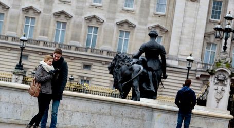 Piden a los ciudadanos que no se agolpen ante el Palacio de Buckingham