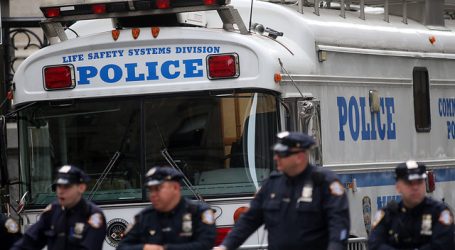 Muere policía embestido por auto que chocó contra puesto en el Capitolio