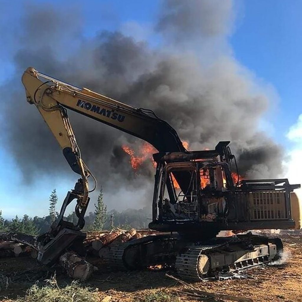 Una retroexcavadora y un camión resultaron quemados en Tirúa