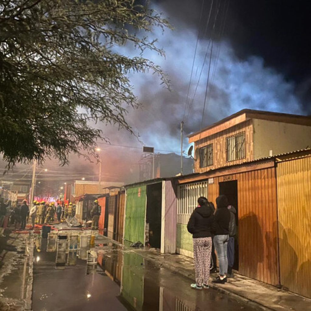 Incendio en Lo Barnechea dejó a una persona fallecida