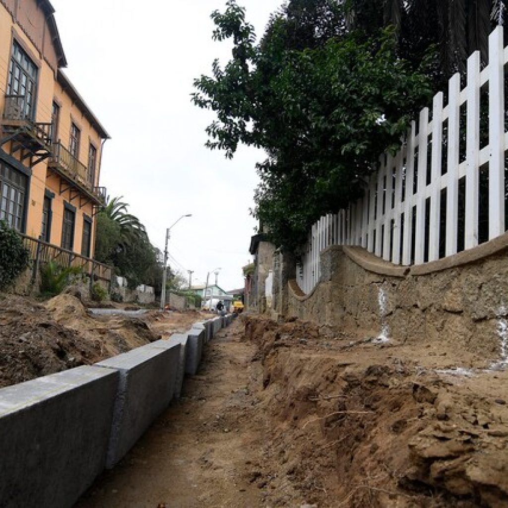 Denuncian daños a casa de Nicanor Parra por obras de pavimentación