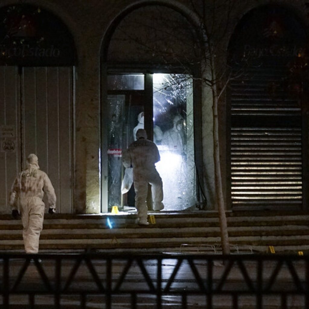 Carabineros investiga explosión en sucursal bancaria en Las Condes