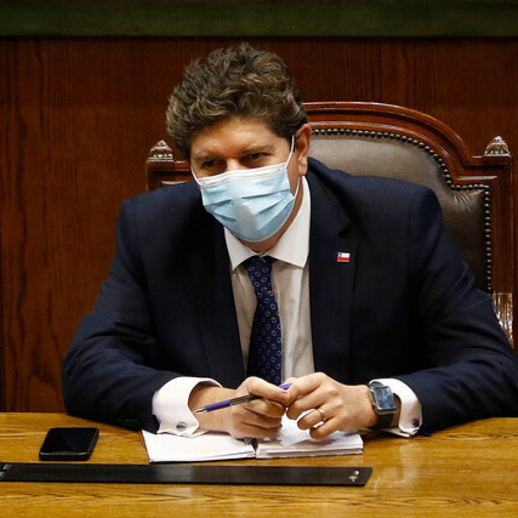 Ministro de Hacienda destaca aprobación final del proyecto de bono de $200 mil