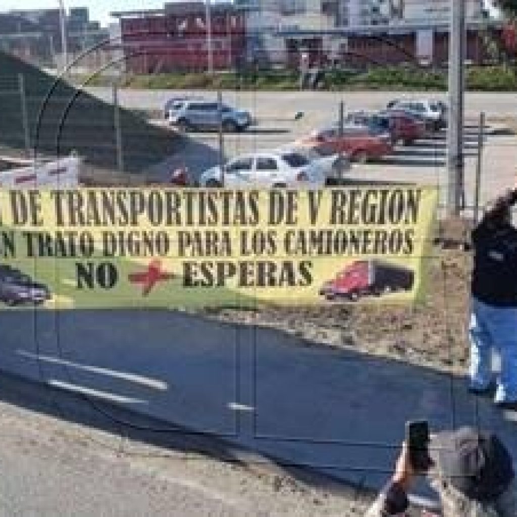 Camioneros de San Antonio protestan y paralizan transporte