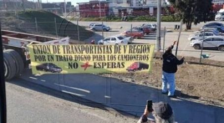 Camioneros de San Antonio protestan y paralizan transporte