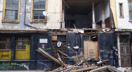 Valparaíso: Muro de Bar Inglés se derrumba y cae en la vereda