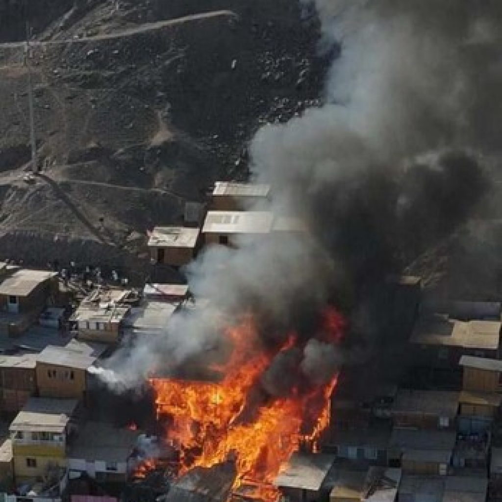 Habilitan albergue tras incendio que afectó a 30 viviendas en Antofagasta