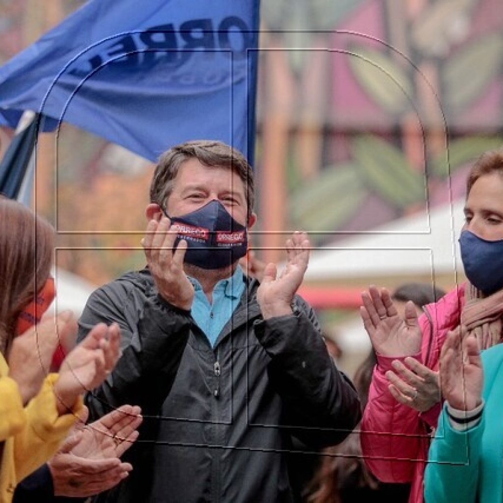 Claudio Orrego cierra su campaña acompañado de candidatas a alcaldesas