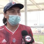 Hincha de la 'U' llegó a votar al Monumental con camiseta del club colegial