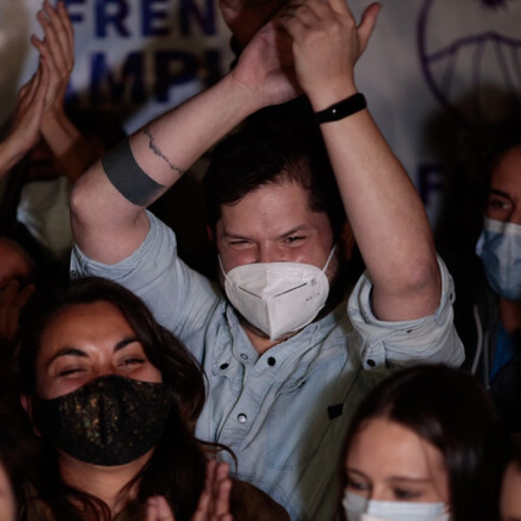 Gabriel Boric entrega firmas para su candidatura presidencial