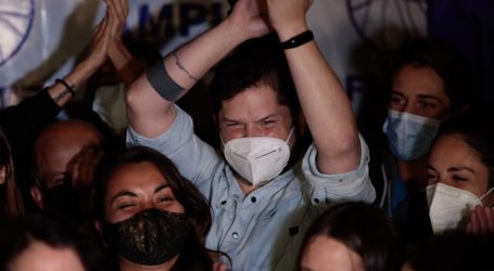 Gabriel Boric entrega firmas para su candidatura presidencial