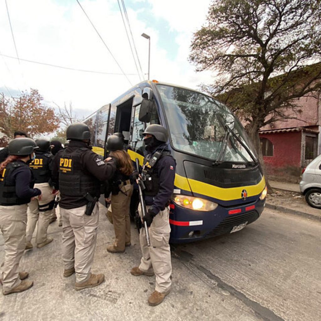PDI detuvo a 22 personas tras allanamiento a departamentos en La Cisterna