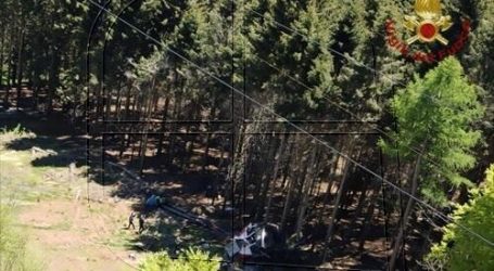 Al menos 13 muertos y dos niños heridos al descolgarse un teleférico en Italia