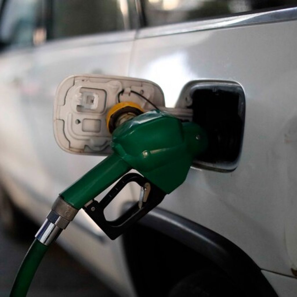 Diputados oficialistas buscan rebajar impuesto a los combustibles