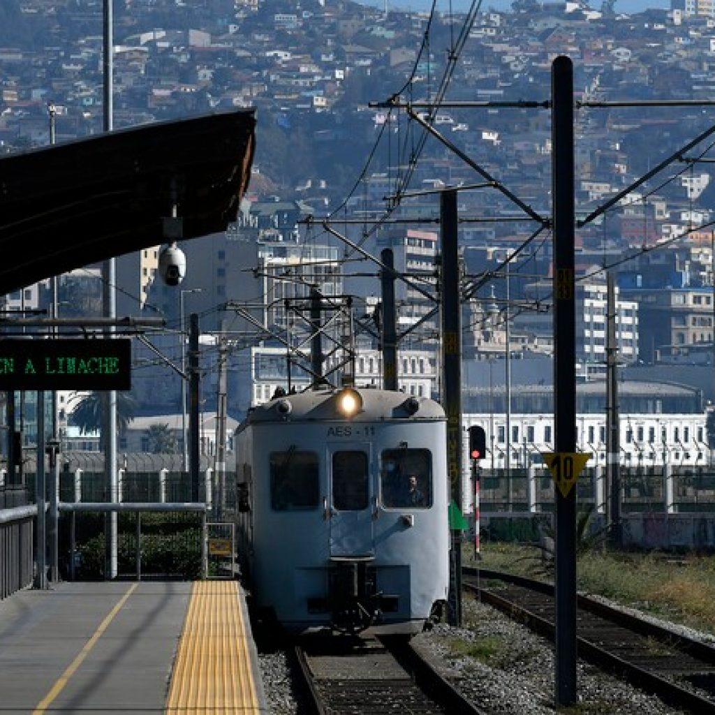 Día del Patrimonio: Emblemático tren AES 11 hizo un recorrido en Valparaíso