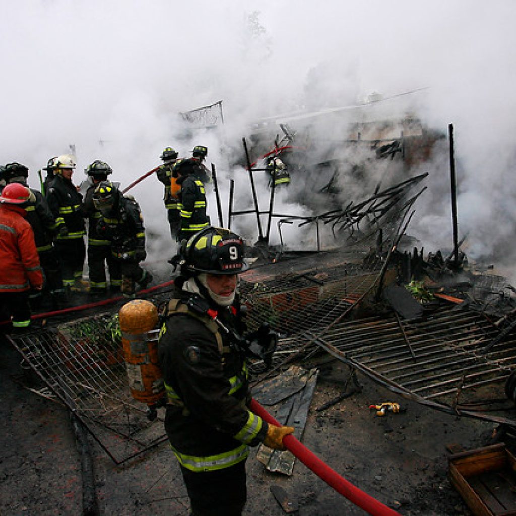 Incendio en Puente Alto deja una niña fallecida y otra en estado grave