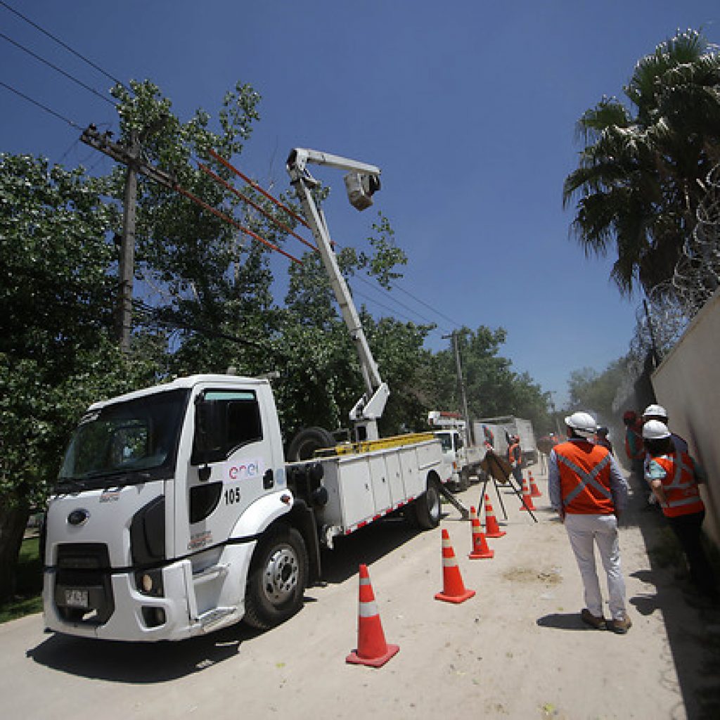 Enel activa plan preventivo por pronóstico de lluvia en la Región Metropolitana