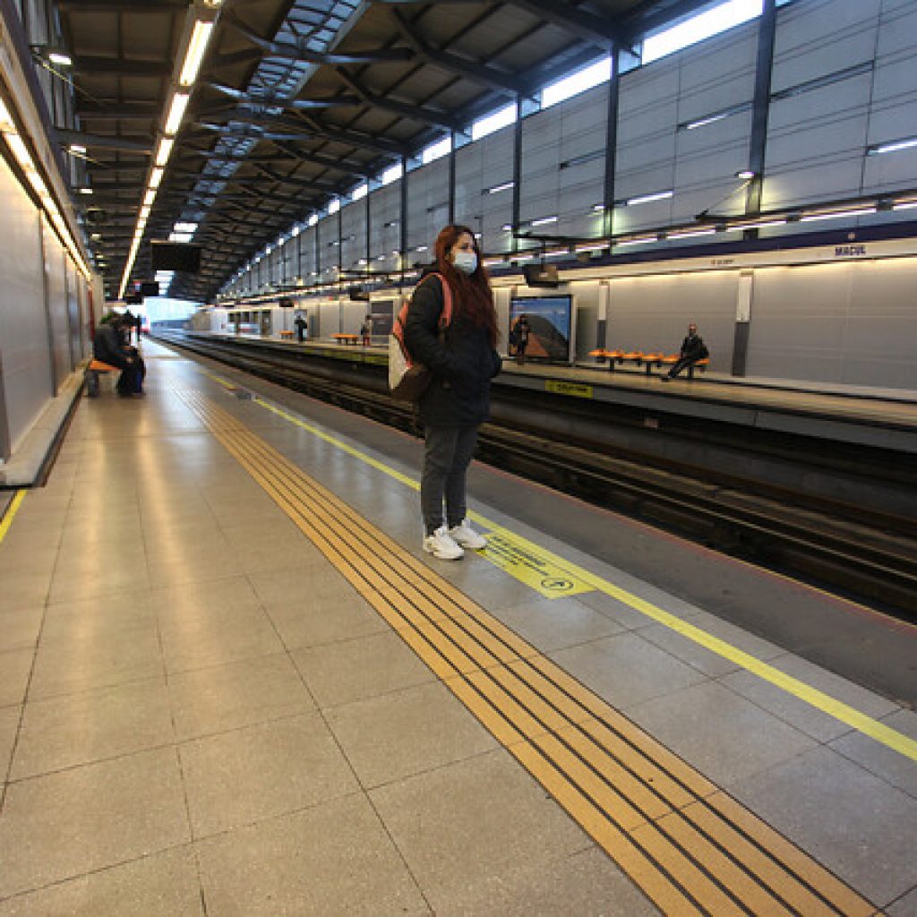Metro de Santiago cerró la estación Macul por presencia de humo